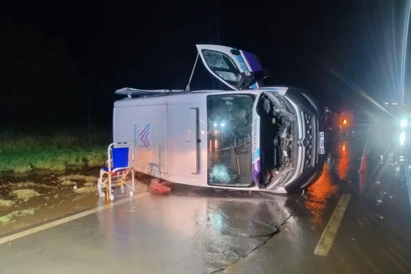 Tormenta: heridos por el vuelco de una ambulancia