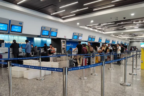 Caos en Ezeiza y Aeroparque justo antes del fin de semana extra large: por el mal clima, hay demoras y cancelaciones de vuelos