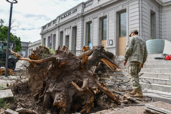 El Ejército Argentino colabora en limpieza del Paseo Cultural