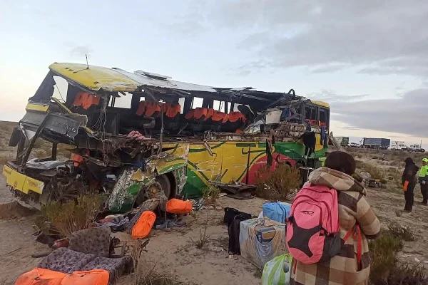 Dos autobuses chocaron en Bolivia y dejaron al menos 37 muertos y decenas de heridos