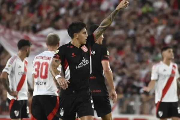 Estudiantes golpeó a River en el Monumental y le sacó el invicto