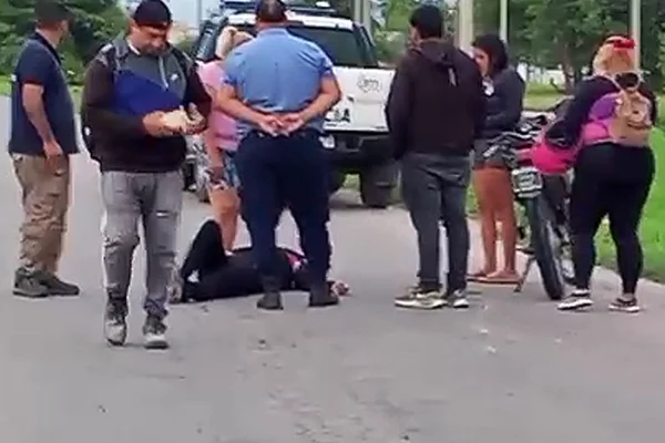 Cayó de su motocicleta y sufrió lesiones de consideración