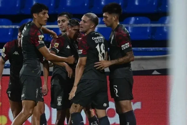 Huracán venció por 2-0 a Vélez y lo dejó sin entrenador