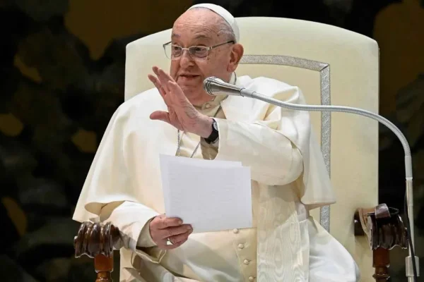 El papa Francisco continúa estable y pudo reanudar algunas de sus actividades laborales