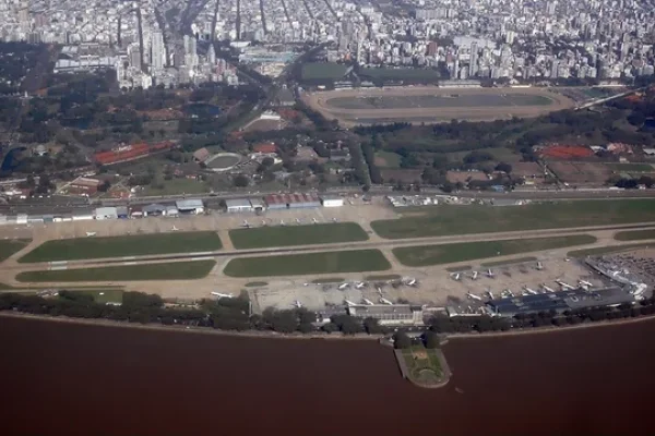 Aeroparque quedó inoperable por el incidente del avión de Aerolíneas Argentinas
