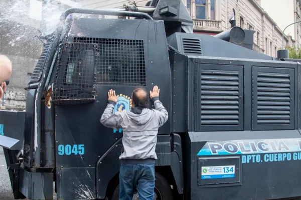 Marcha de los jubilados: hay 20 policías heridos tras ser atacados por los barrabravas