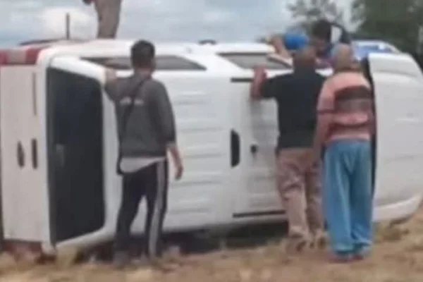 Ulapes: volcó camioneta de la Obra Social APOS y no hubo heridos