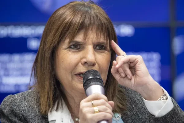 Patricia Bullrich justificó a los policías que atacaron a la jubilada de 81 años y al fotógrafo