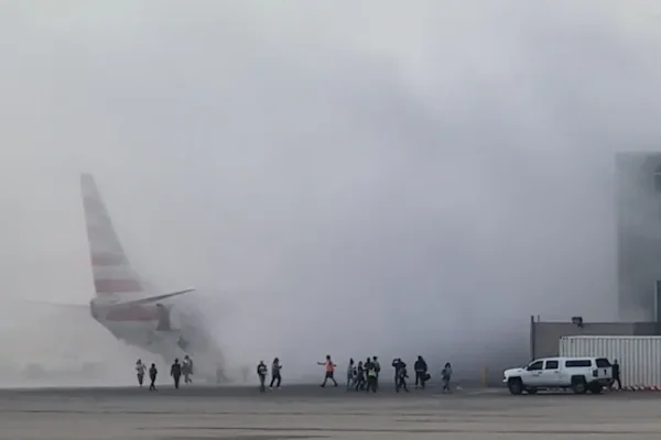 Un avión de American Airlines se incendió cuando aterrizaba en Estados Unidos: hay doce heridos