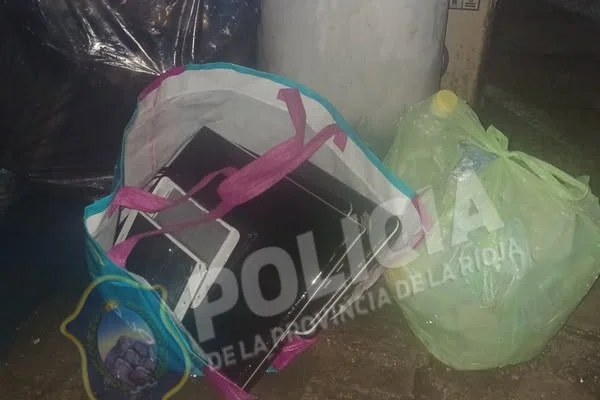 Hallaron elementos robados y abandonados en un contenedor de basura