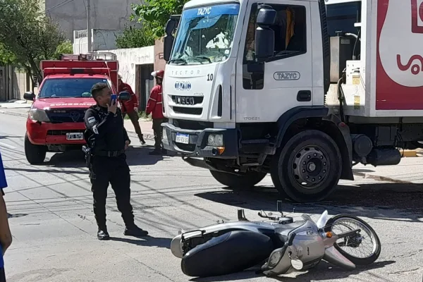 Siniestro vial entre un camión y una moto dejó heridos en el centro