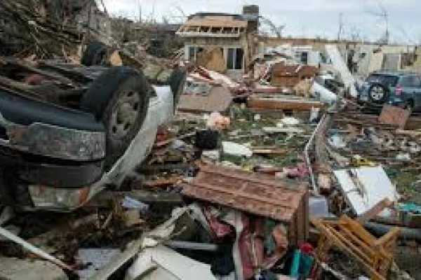 Tornados e incendios dejan al menos 17 muertos en Estados Unidos