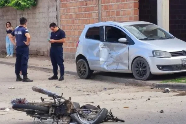 Fuerte choque entre moto y auto dejó un herido de consideración