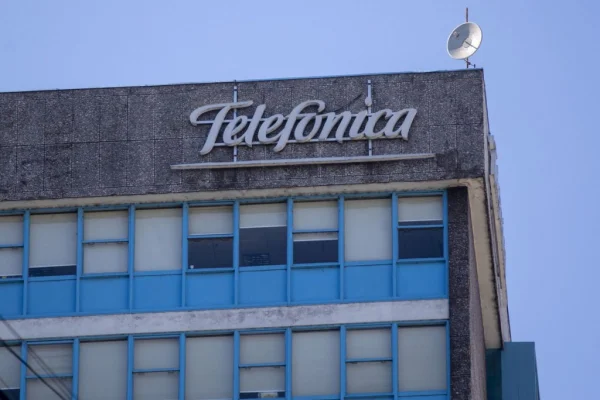 Telecentro denuncia ante la CNDC la venta de Telefónica a Telecom