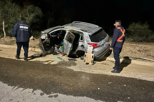 Una mujer chocó a un auto estacionado, volcó y terminó en el hospital