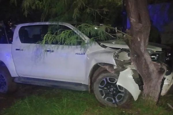 Conducto ebrio estrelló su camioneta contra un árbol y resultó ileso