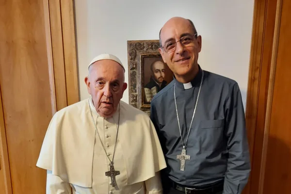 El papa Francisco no renunciará y comenzará una nueva etapa, aseguró el cardenal Víctor Fernández