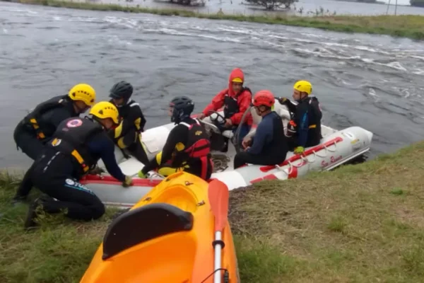 Desesperada búsqueda de tres personas que cayeron a un canal tras las inundaciones en Bolívar