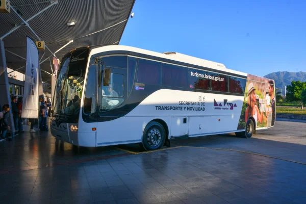 Comenzó el tour de la Ruta del Vino Riojano: salió el primer contingente desde la Terminal de Ómnibus
