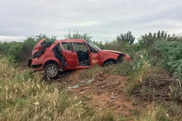 Espectacular vuelco dejó como saldo tres heridos en Catamarca
