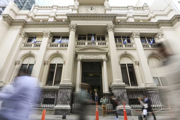 El Banco Central ya ofrece comprar dólares a $1.000: cuál es la audaz jugada del Gobierno