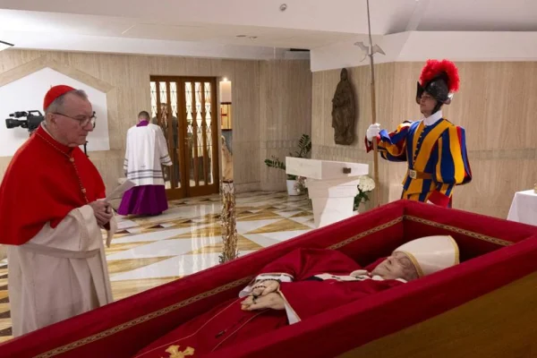 El Vaticano difundió las primeras imágenes del feretro del papa Francisco
