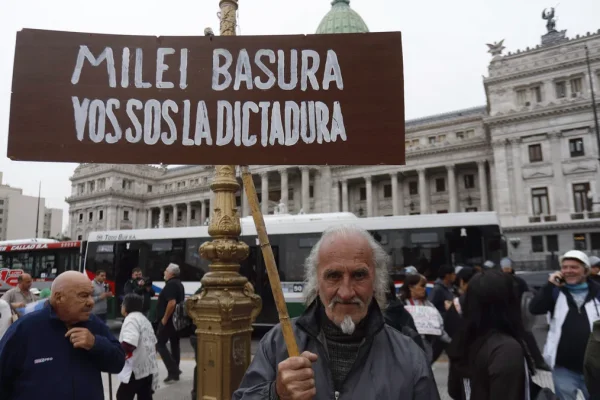 Nueva protesta de los jubilados en el Congreso, custodiada por efectivos de Gendarmería