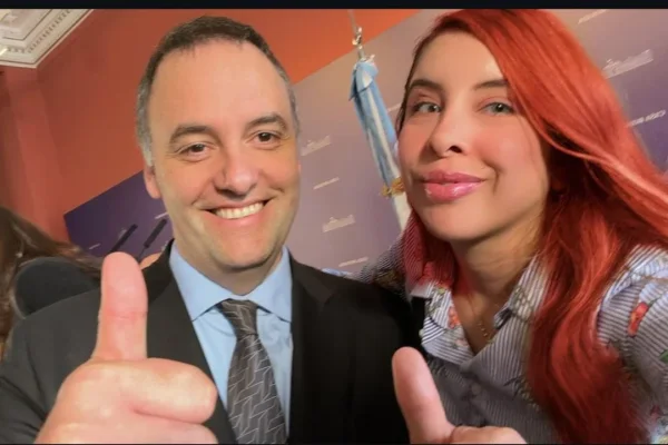 Ahora Adorni dice que la tiktoker es la fotógrafa oficial de Milei