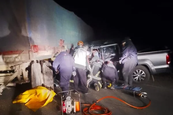 Una camioneta se incrustó en un camión y murieron dos mujeres en Venado Tuerto