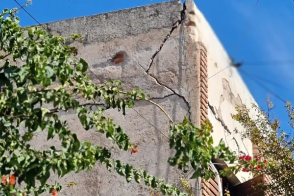 Alerta por riesgo de derrumbe tras el temblor en una construcción céntrica