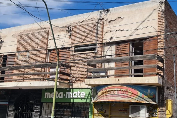 Alerta por riesgo de derrumbe tras el temblor en una construcción céntrica