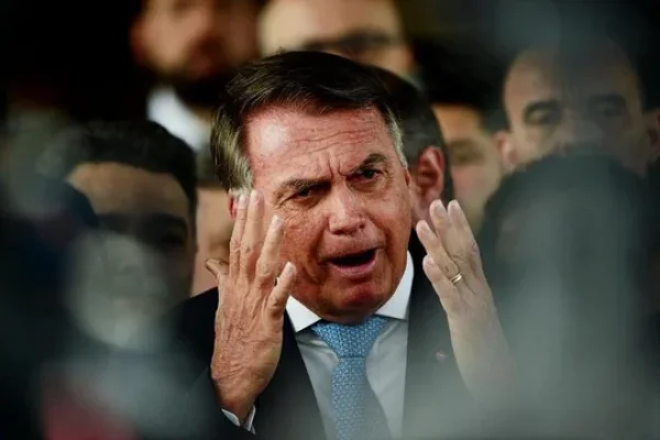 Mejoró la salud de Bolsonaro pero continuará internado