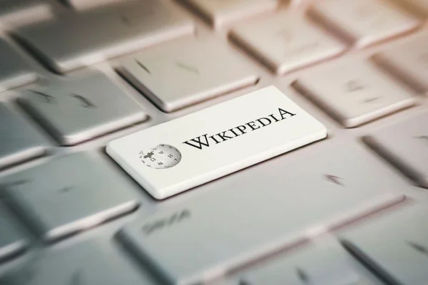 Wikipedia usará IA en los artículos de la enciclopedia: “No reemplazará a los editores humanos”