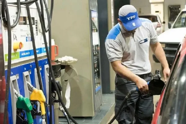 Otras petroleras se sumaron a YPF y bajaron el precio de sus combustibles