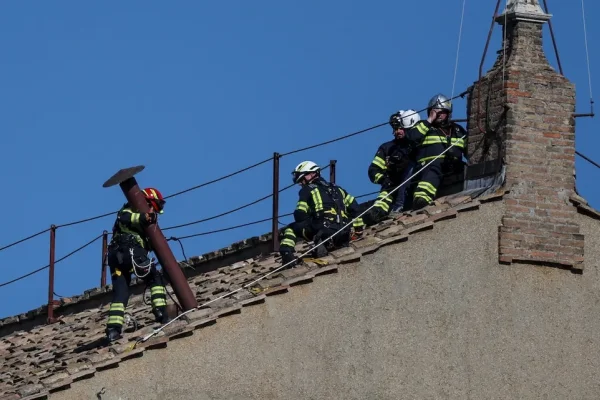 El Vaticano ya instaló la chimenea en la Capilla Sixtina para el cónclave