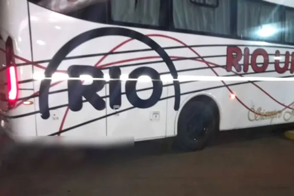 Un micro llegó a la terminal de Corrientes arrastrando un cadáver