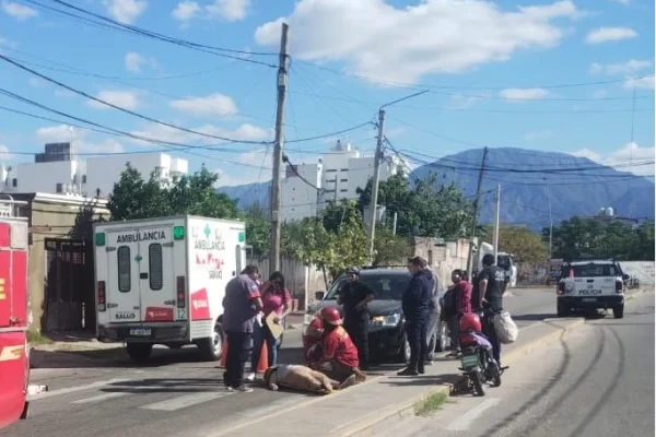 Una mujer cayó de su moto y terminó contra una camioneta