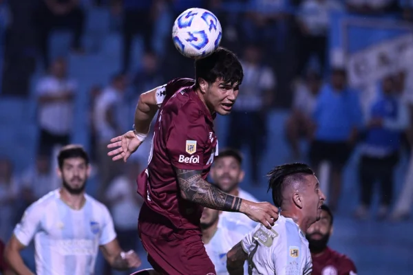 Lanús cayó ante Atlético Tucumán que celebró en la última
