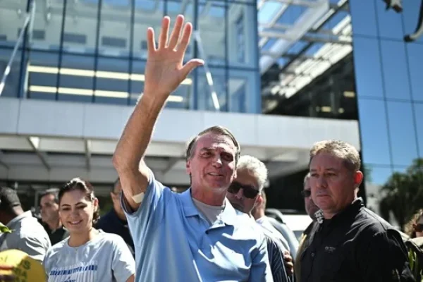 Tras recibir el alta hospitalaria, Bolsonaro anunció que retorna a la actividad política