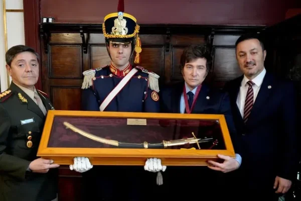 Milei recibió una condecoración del Regimiento de Granaderos a Caballo