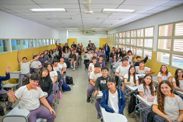 Estudiantes debaten sobre la Constitución Provincial
