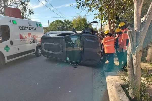 Una mujer se recupera de un vuelco en el barrio Vial