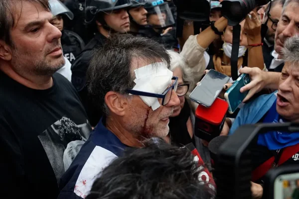 Marcha de jubilados: se produjeron incidentes y el padre Paco Olveira terminó herido
