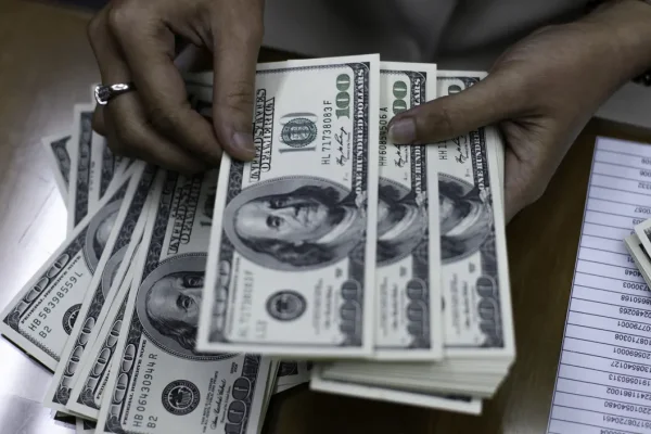 Nuevo régimen cambiario: el dólar oficial bajó $75 y cerró en $1.140