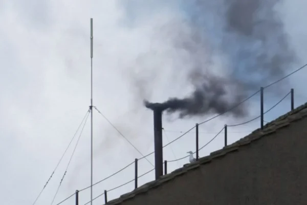 Fumata negra: no hay ningún elegido en el cónclave este jueves por la mañana