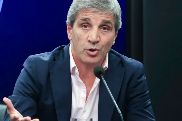 Caputo: “El modelo de seguir pagando salarios miserables se terminó”