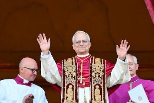 El papa León XIV lanza un “llamado a la paz” a “todos los pueblos” en su primeras palabras