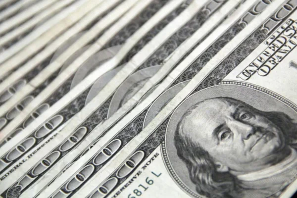 El precio del dólar siguió bajando y las acciones y los bonos cerraron positivos