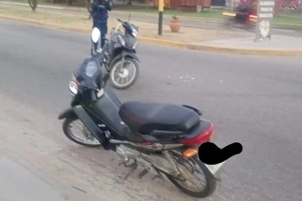 Una mujer fue trasladada al hospital tras un choque entre motos en barrio Los Seipos