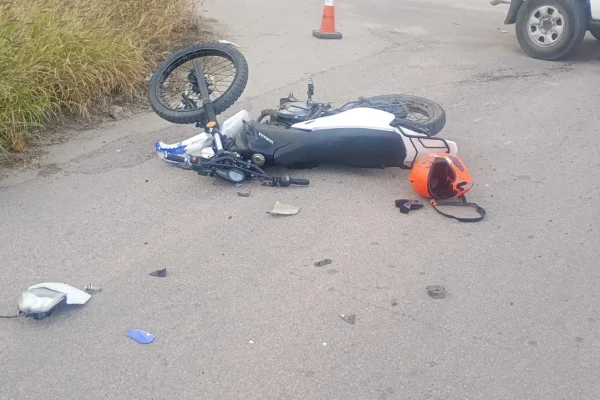 Un efectivo policial sufrió graves lesiones tras chocar en moto contra un auto en la zona sur